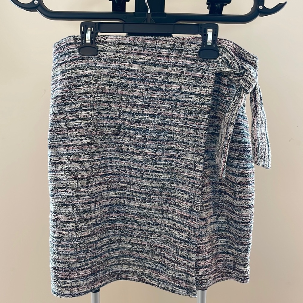 Loft skirt size M. Multicolor. Side tie adds style to this comfortable skirt